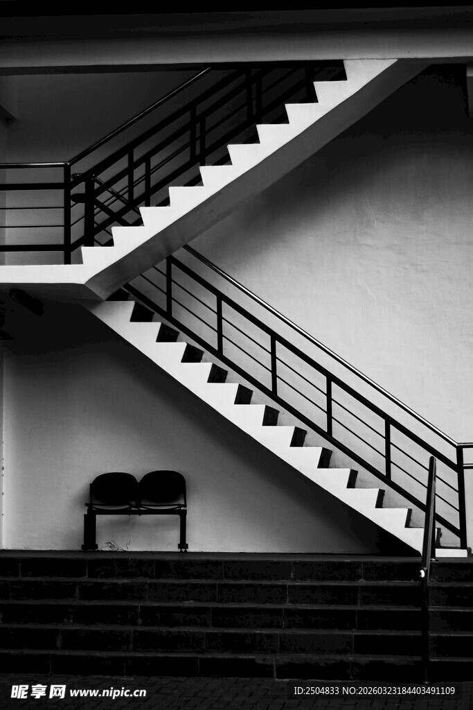 黑白交错的室内楼梯景观