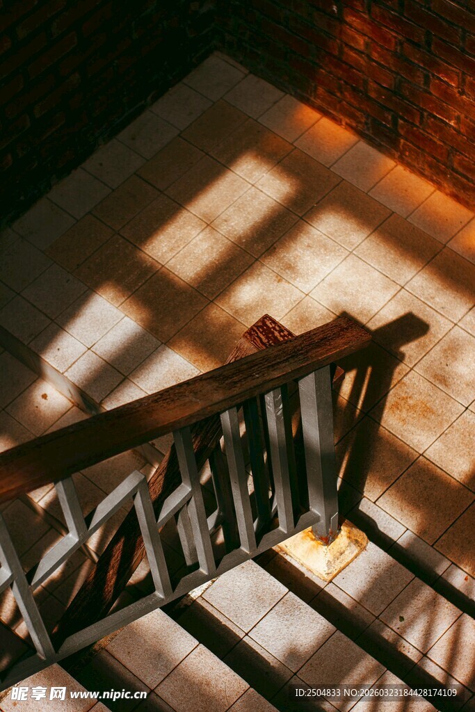 光影下的木质楼梯角落