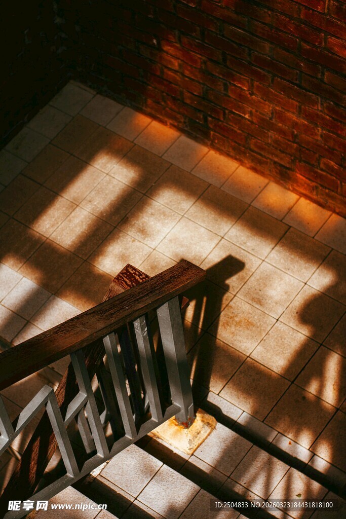 木质楼梯光影交错之美