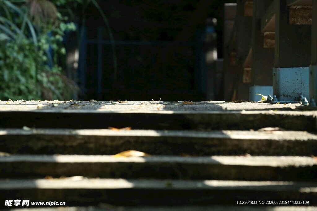 古老石阶通向神秘入口