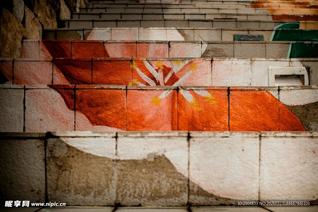 彩色瓷砖拼贴的独特台阶