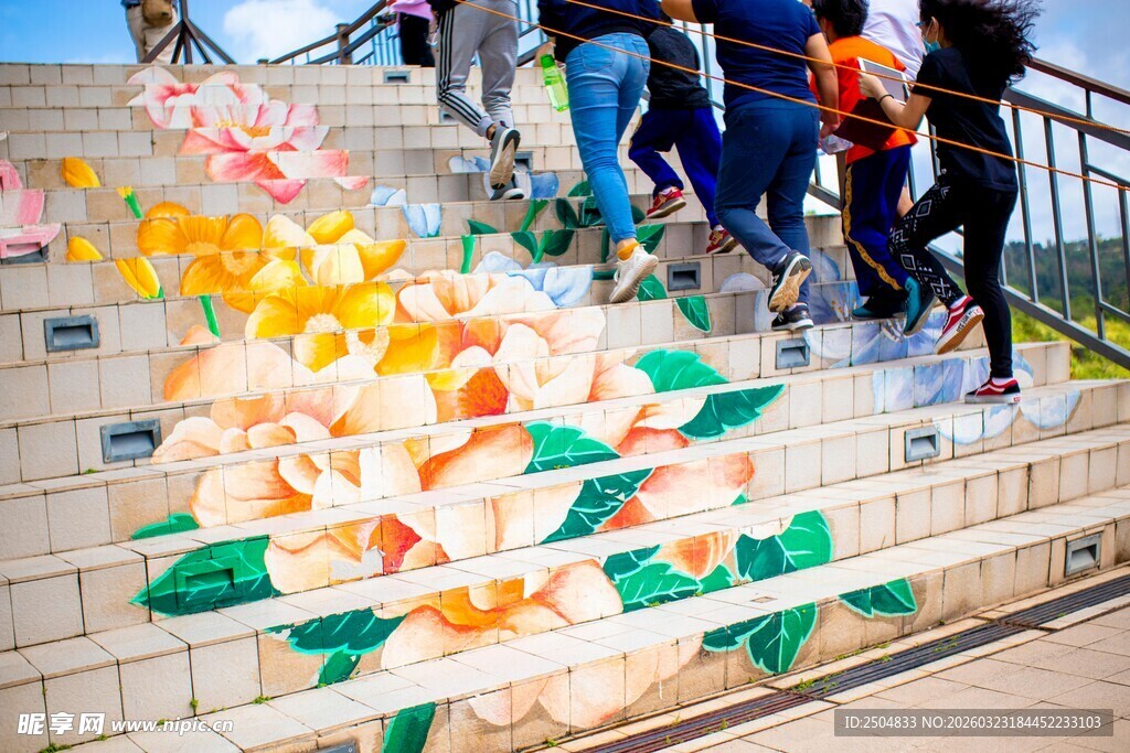 多彩花朵装饰的创意楼梯