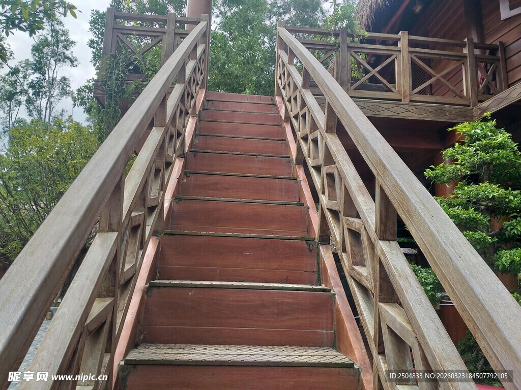 木质户外楼梯 自然景致