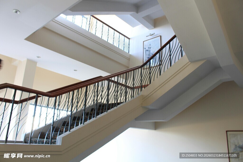 优雅室内旋转楼梯景观