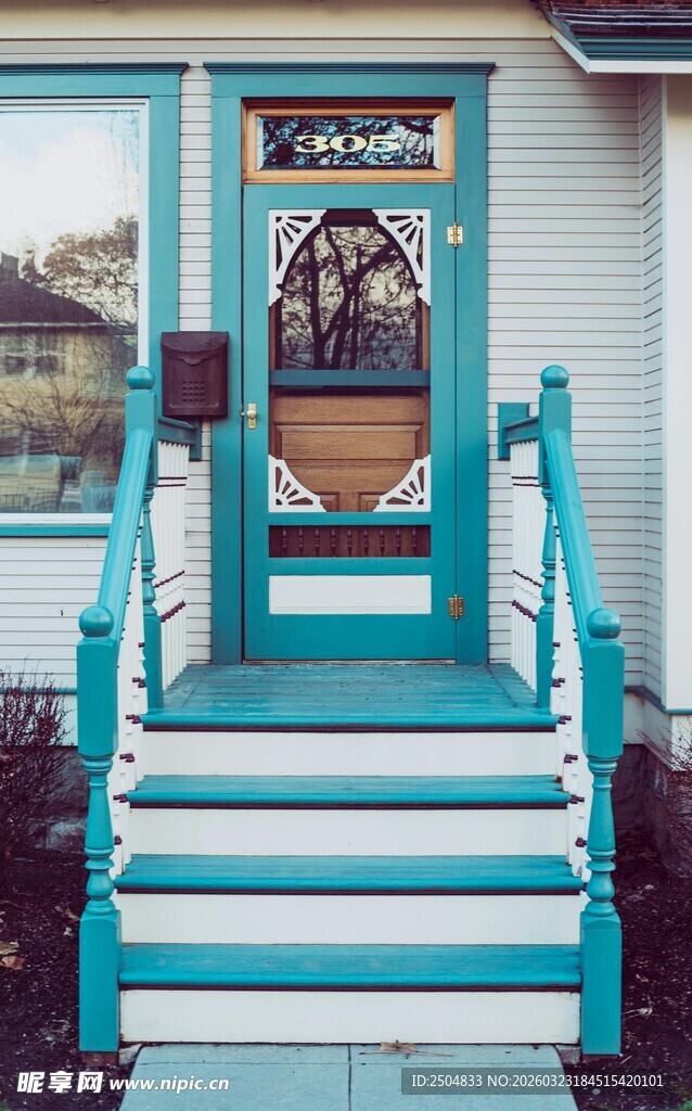 蓝绿色调复古风门前台阶