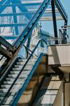户外蓝色金属楼梯结构