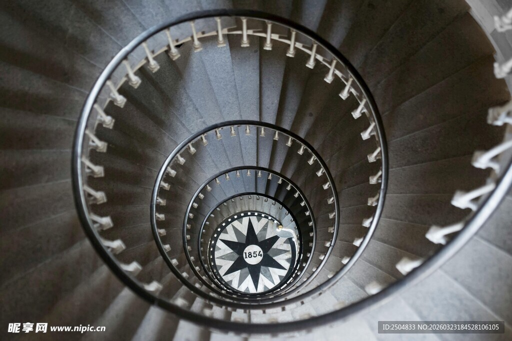 螺旋楼梯的独特视觉景观