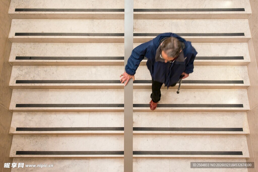 男子低头行走在阶梯上