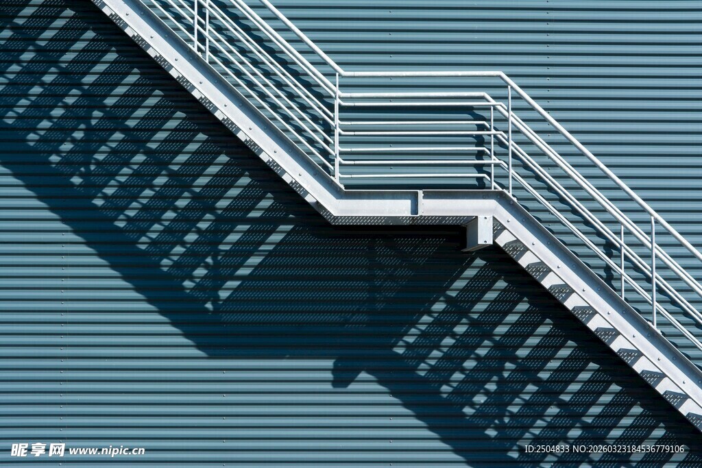 金属楼梯的光影美感