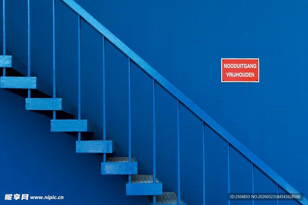 蓝色楼梯上的红色标识
