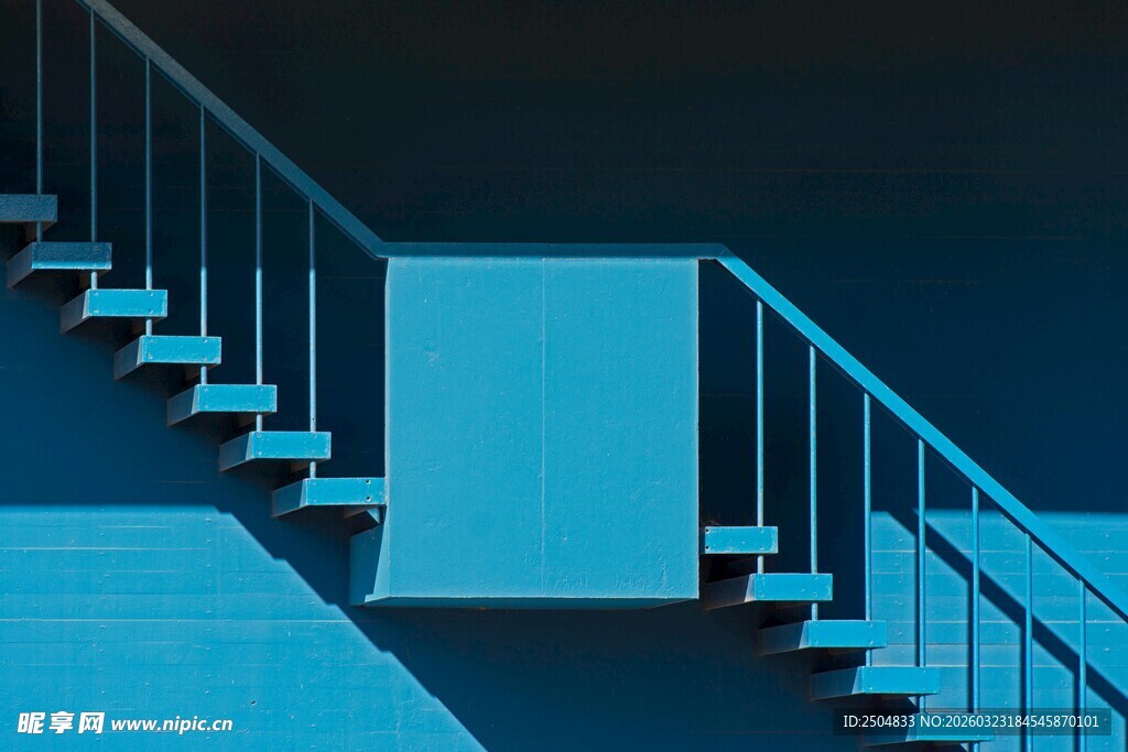 蓝色楼梯光影艺术画面