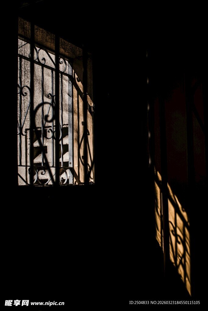 透过铁窗的光影
