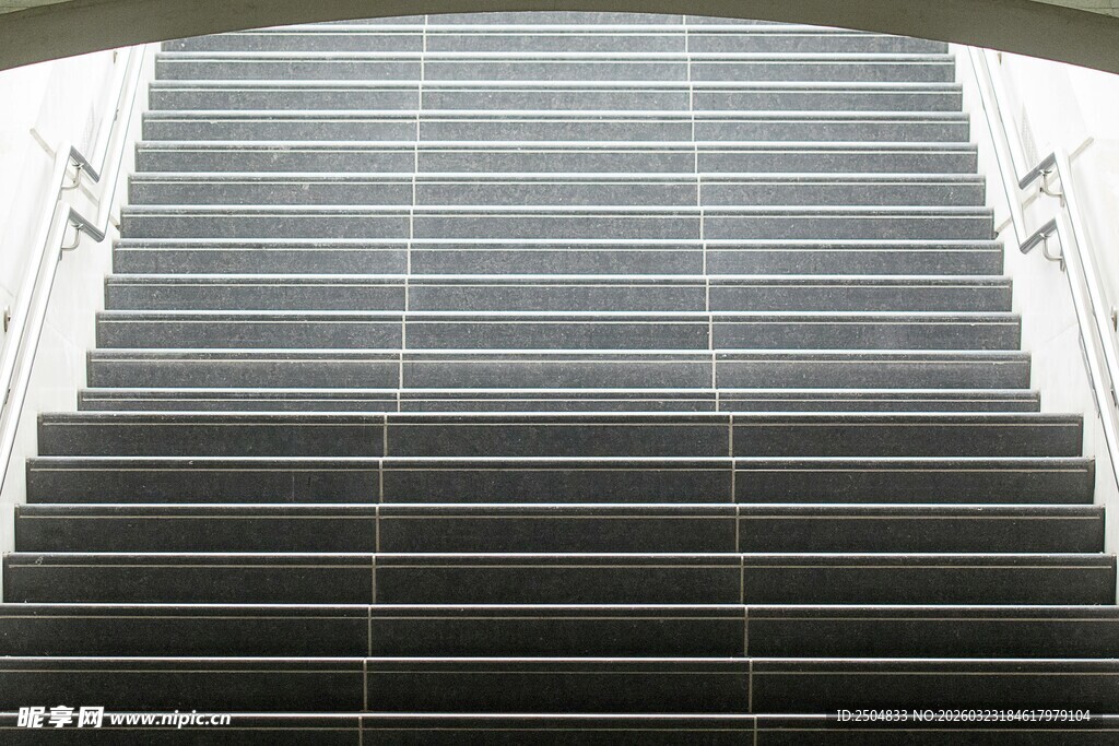 现代简约风格的灰色楼梯