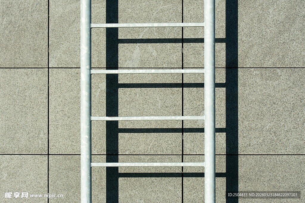 靠墙直立的简约白色梯子