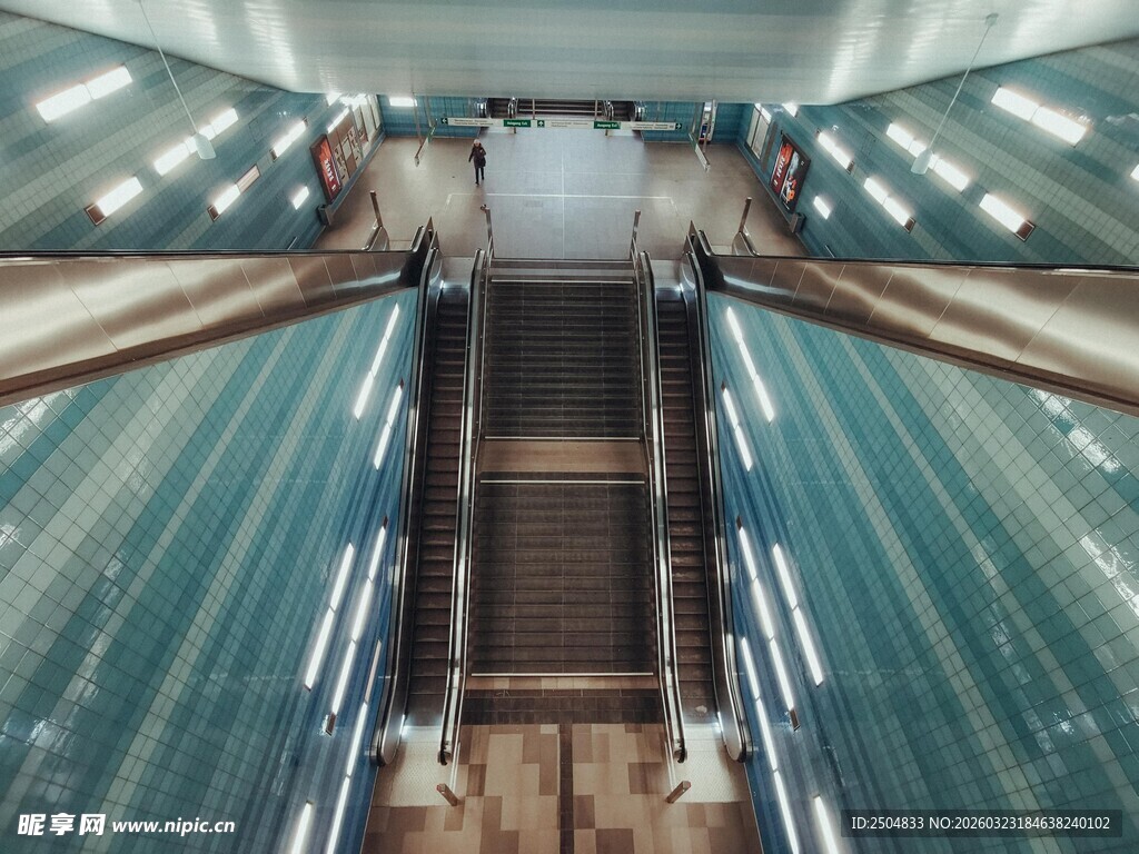 室内自动扶梯内部景象