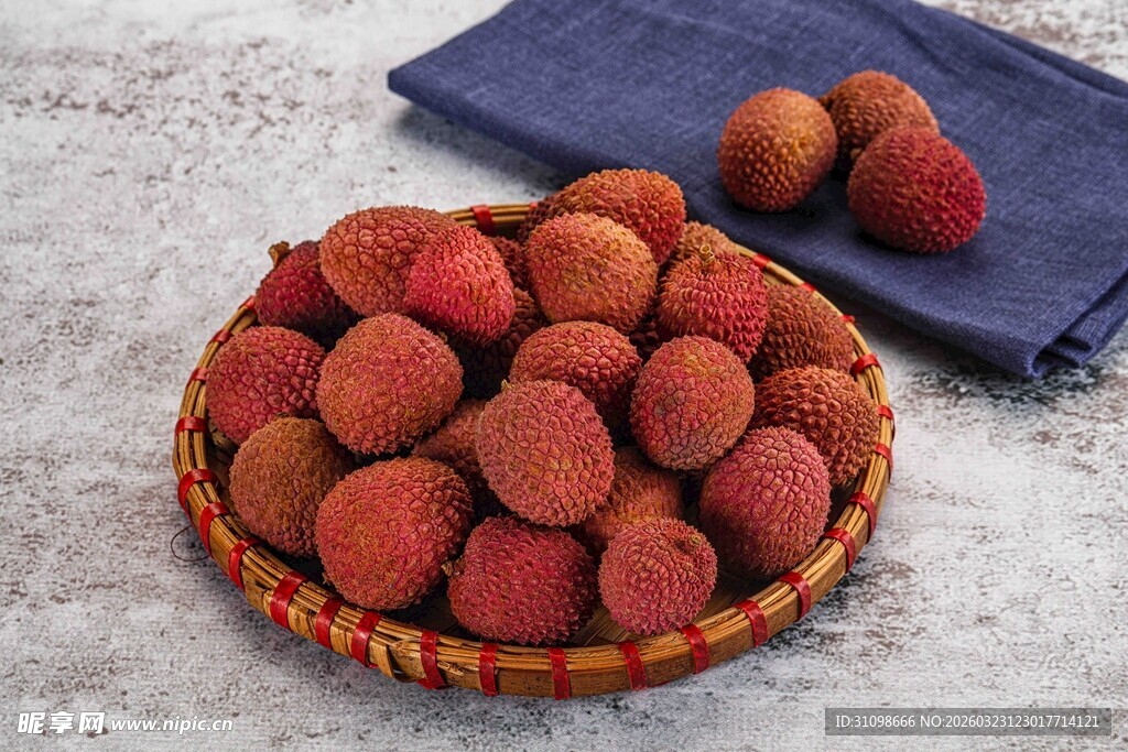 竹篮中的新鲜荔枝