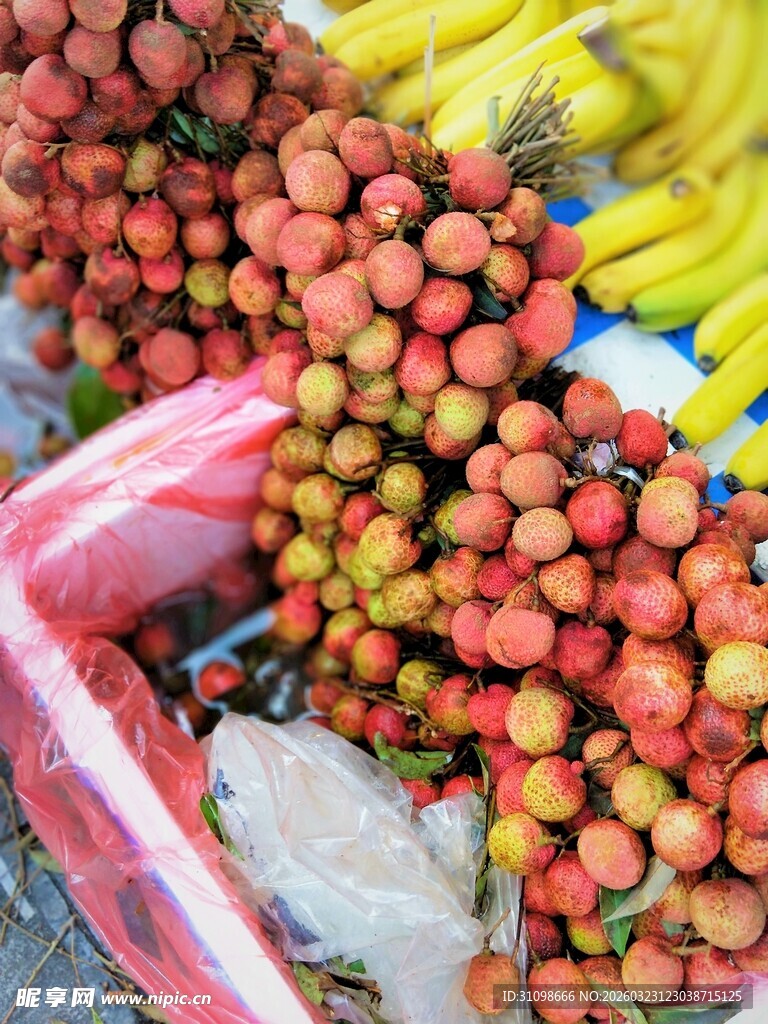 新鲜荔枝与香蕉摆卖