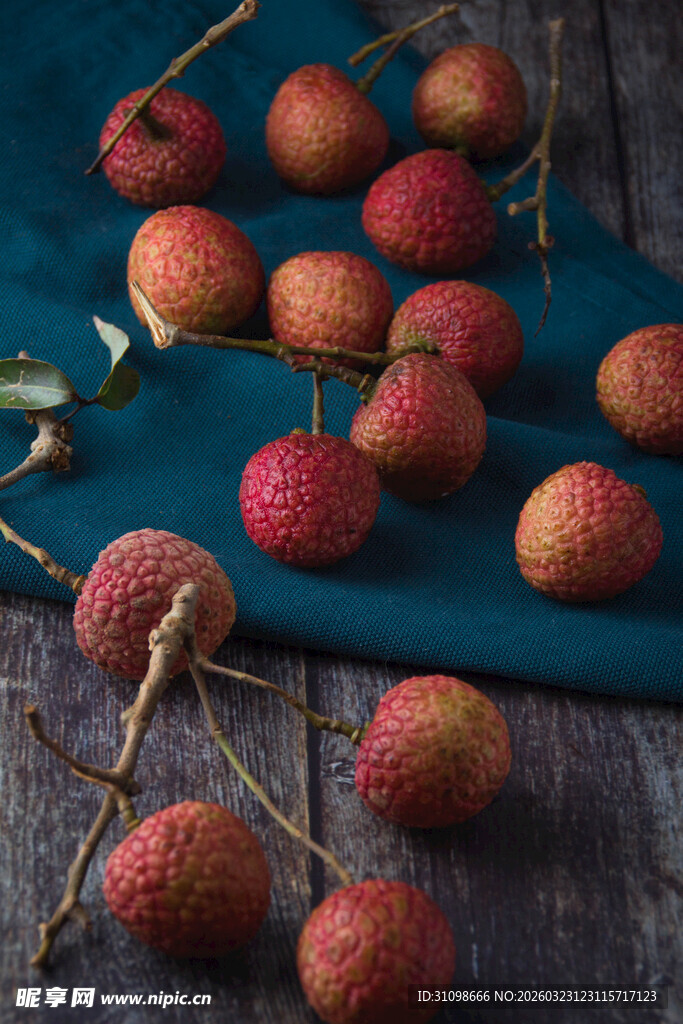 新鲜荔枝摆放在蓝色布上
