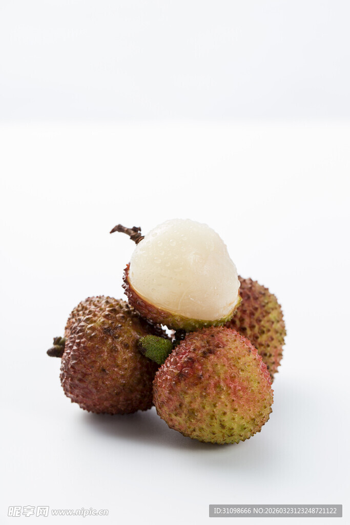 新鲜荔枝果肉饱满诱人