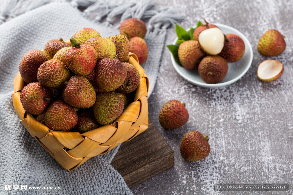 竹篮盛放的新鲜美味荔枝