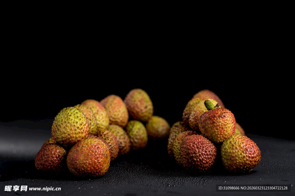 新鲜荔枝堆叠展示