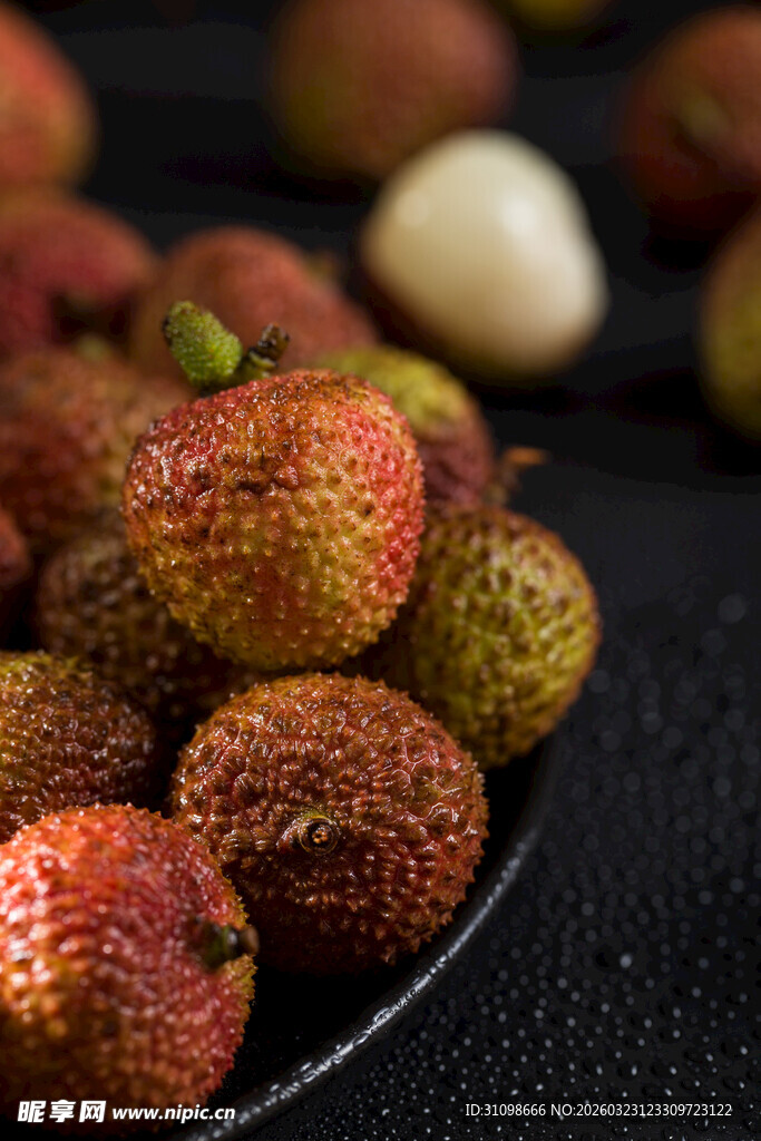 新鲜饱满的荔枝摆放在盘中