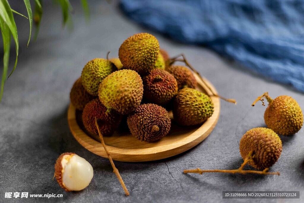 新鲜荔枝摆放在木盘上