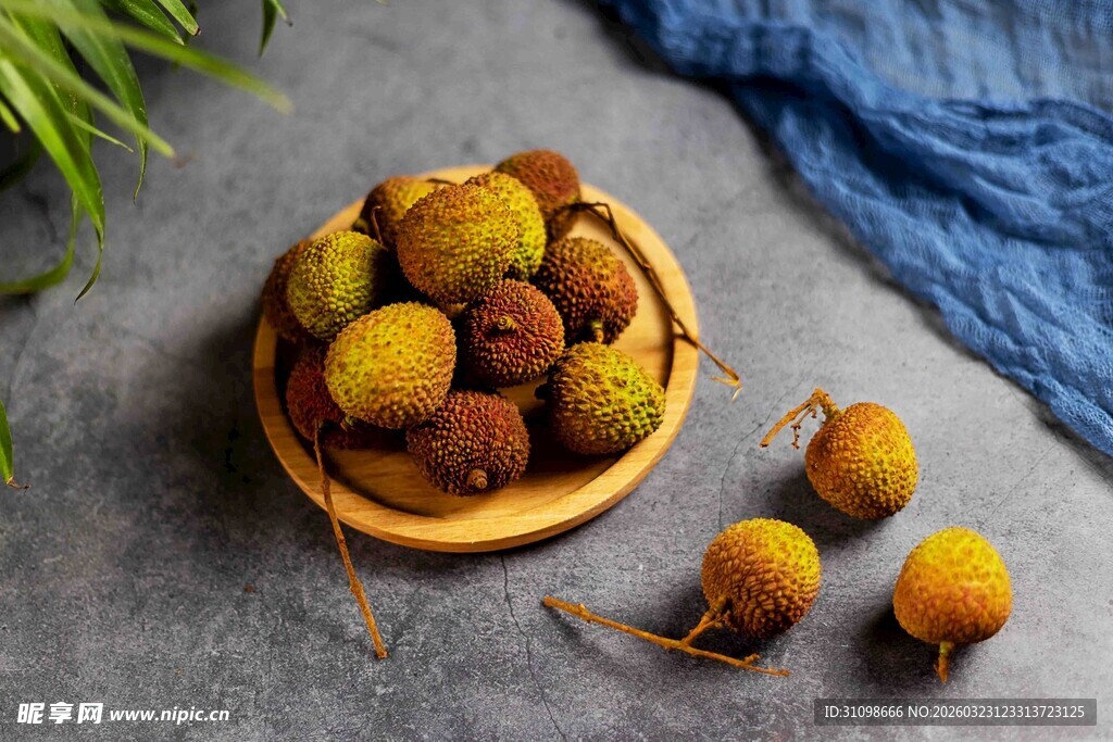 木盘里的新鲜荔枝