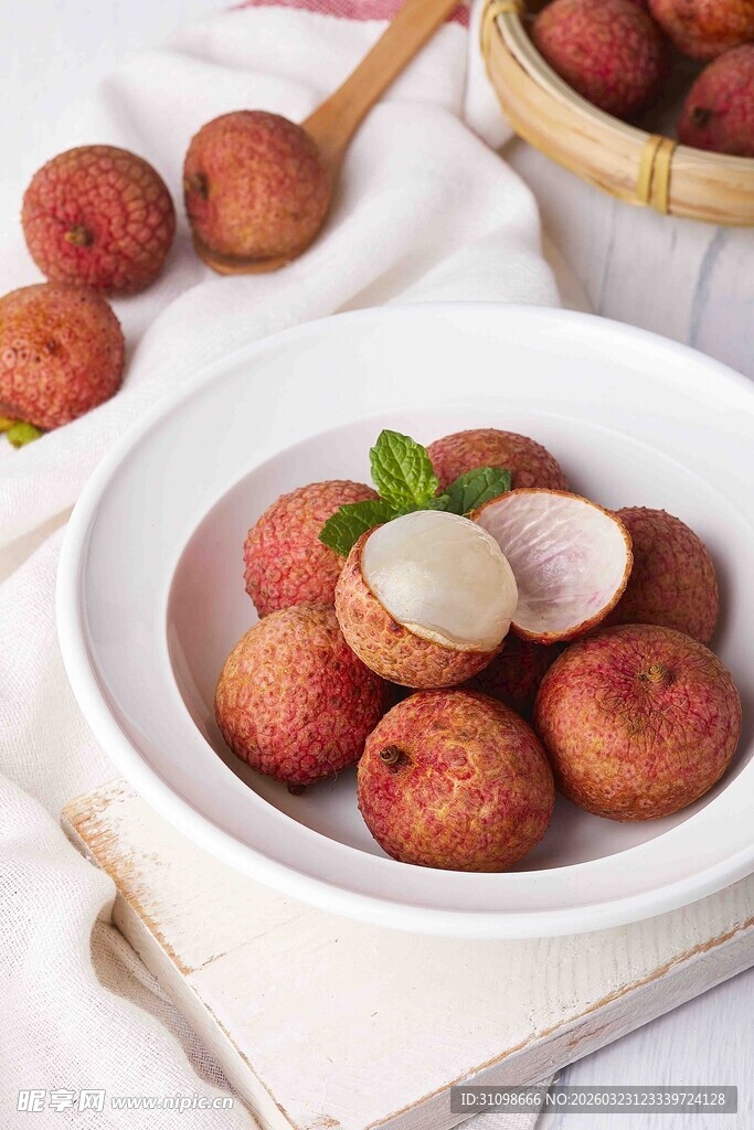 新鲜荔枝摆放在碗中