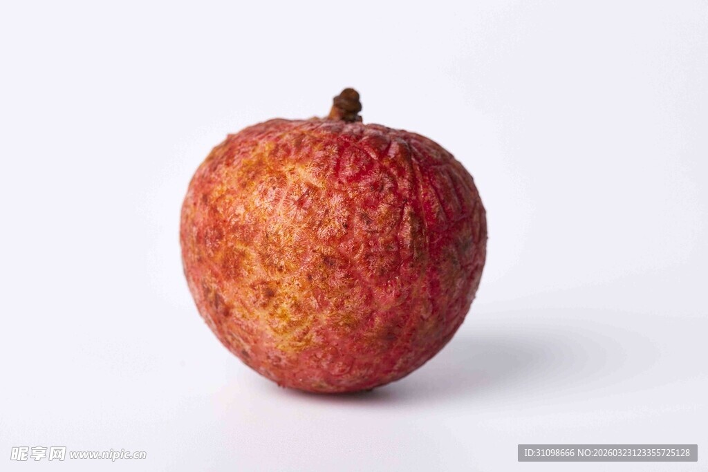 鲜红饱满的单颗荔枝