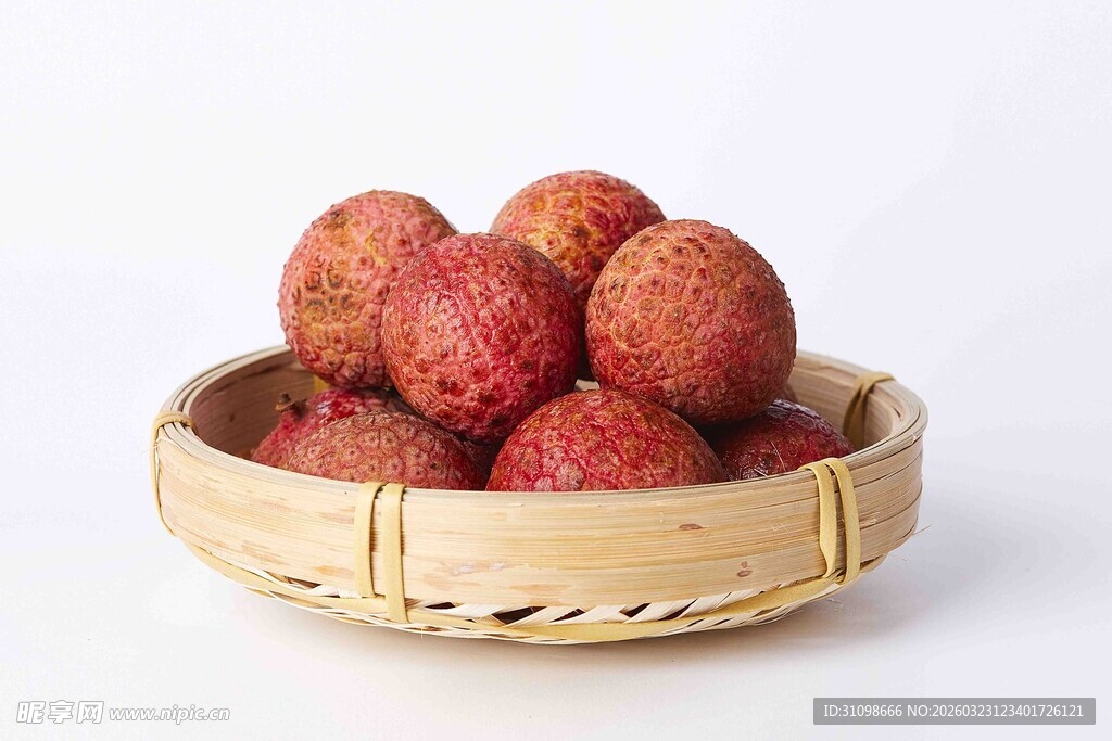 竹篮中的新鲜红荔枝