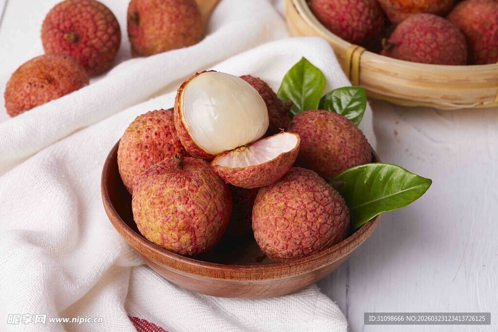 木碗中新鲜诱人的荔枝