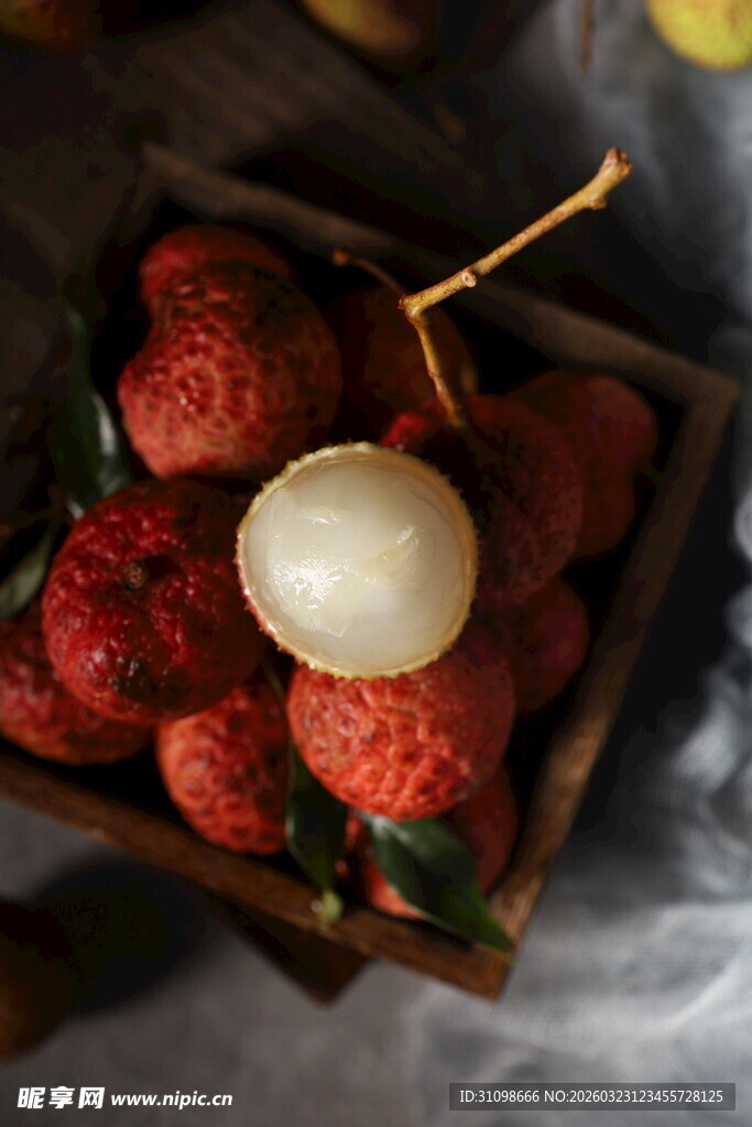 木盒中新鲜诱人的荔枝