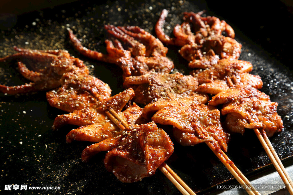 烤架上的美味烤鱿鱼串