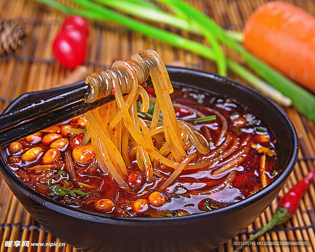 香辣美味酸辣粉诱人呈现