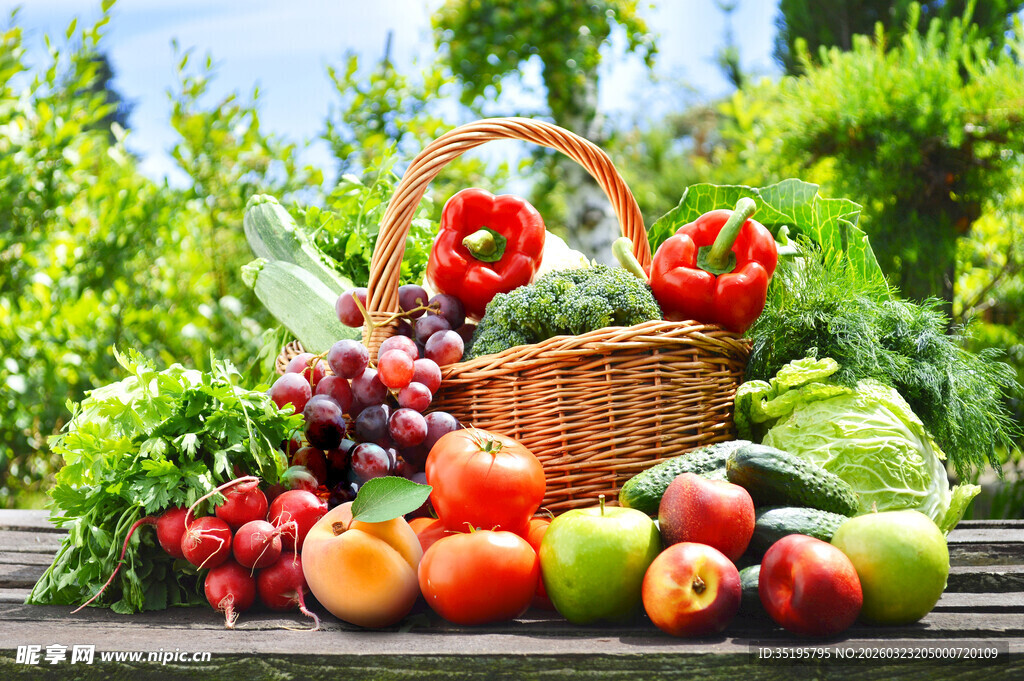 多彩新鲜蔬果摆于木桌