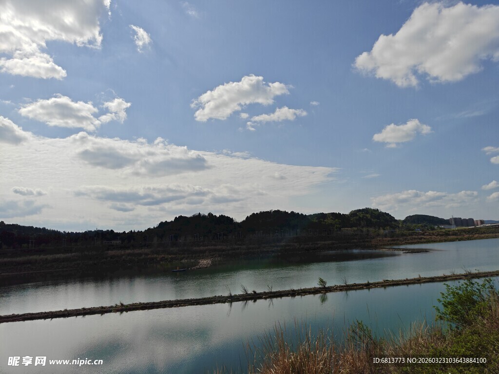 宁静湖景与蓝天白云相映