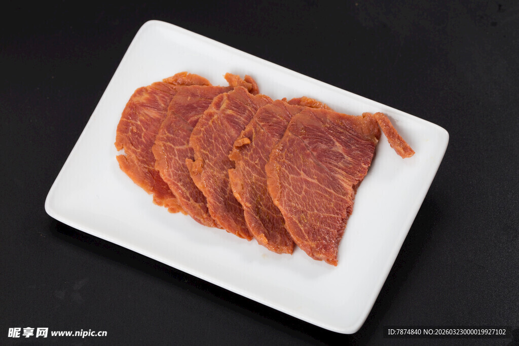 白色盘上的酱卤牛肉