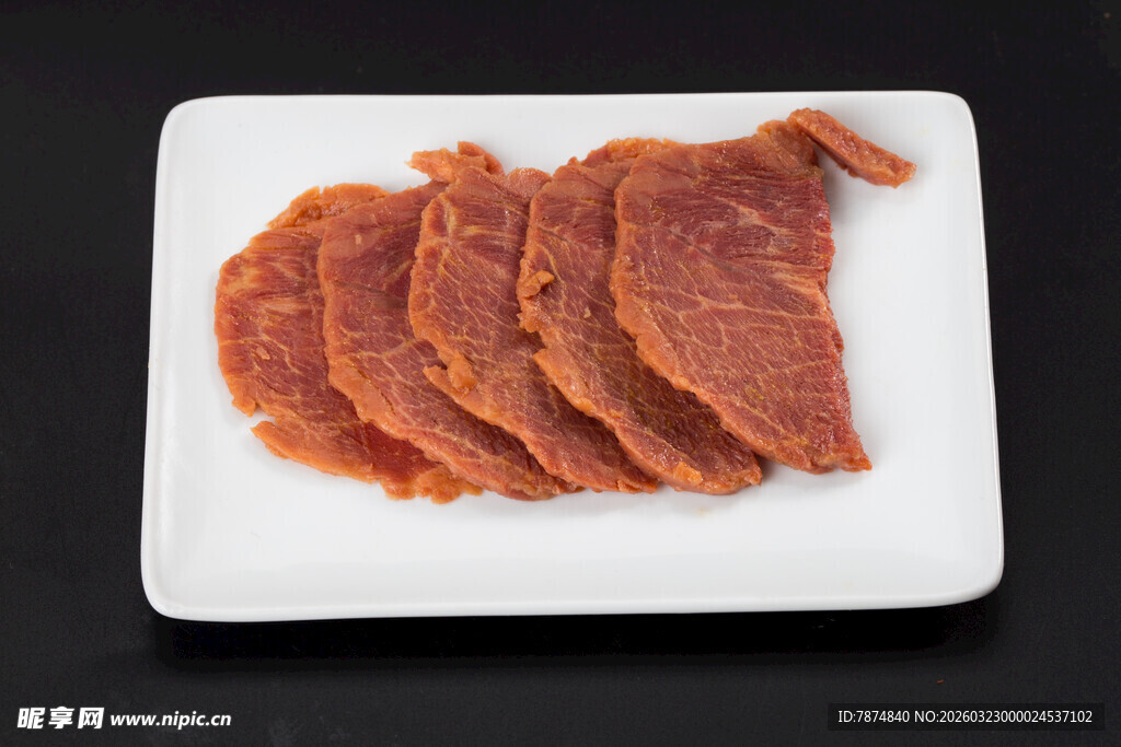 白盘上的美味肉片