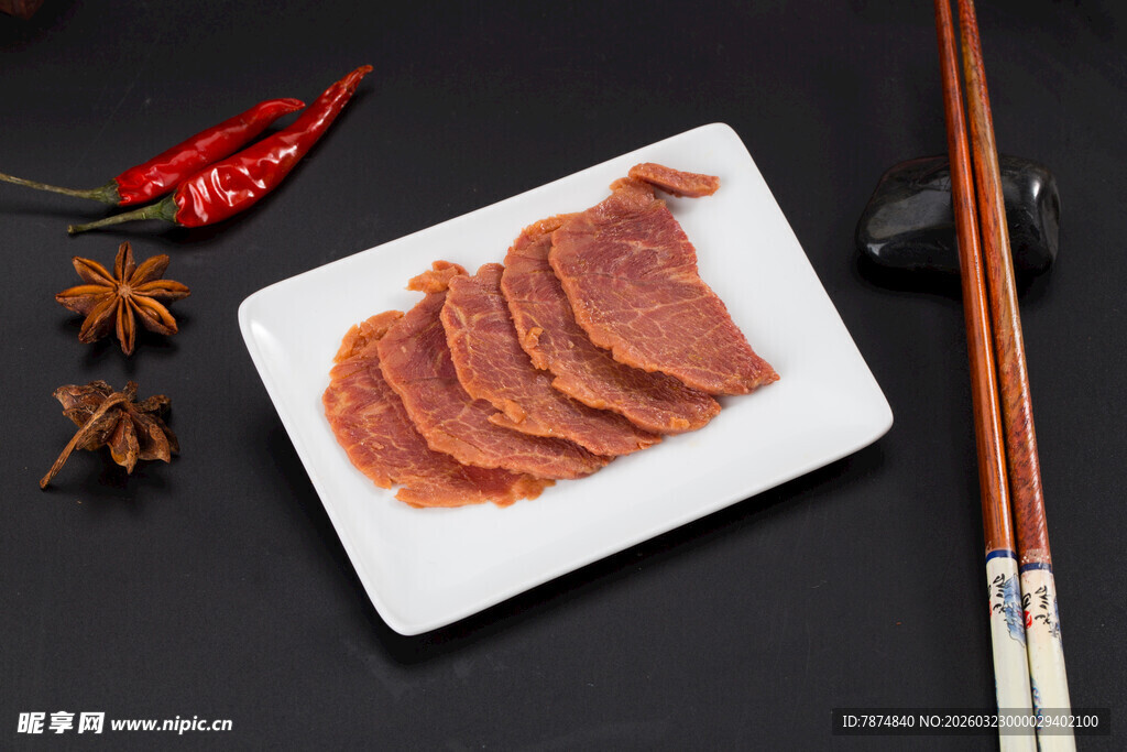 切片牛肉摆盘配香料筷子