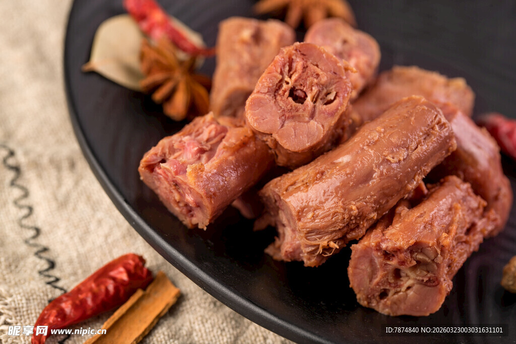 美味鸭脖摆于盘