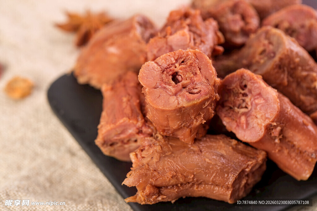 美味鸭脖摆于黑色盘中