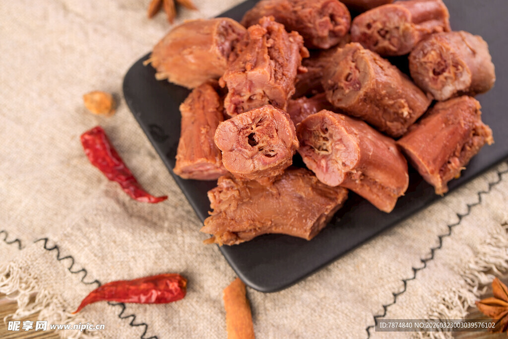 美味卤鸭脖摆放在盘上