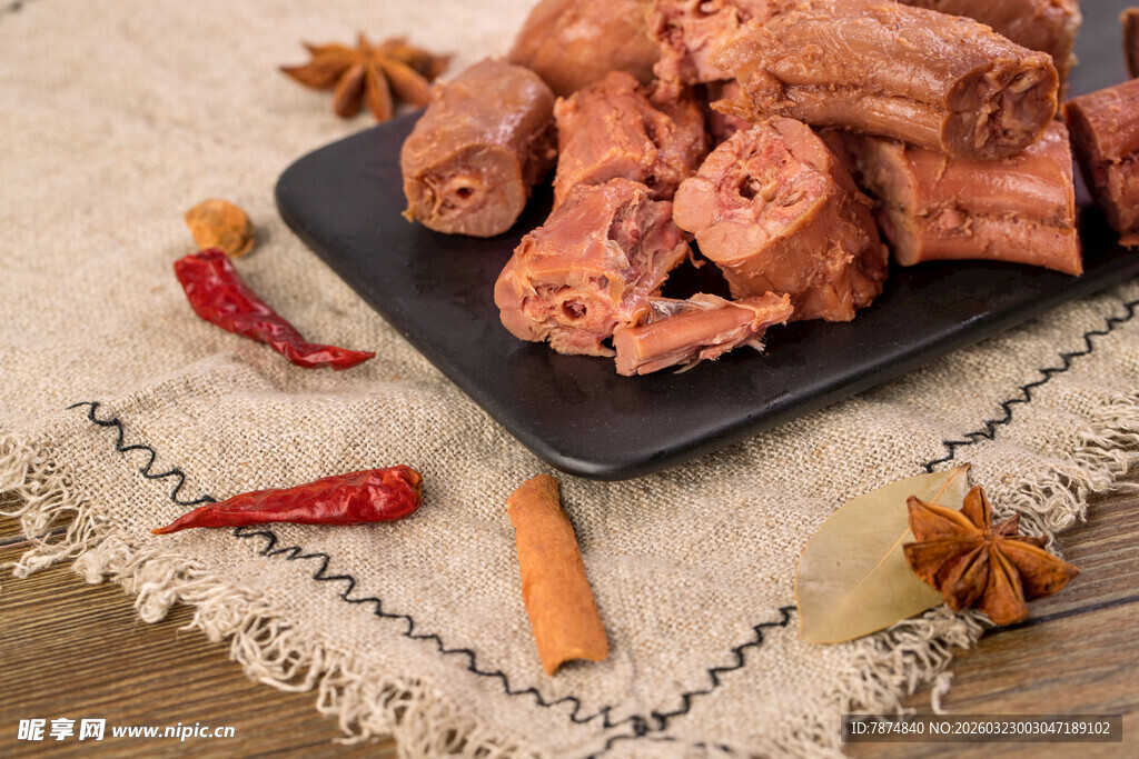 美味卤鸭脖摆放在木桌上