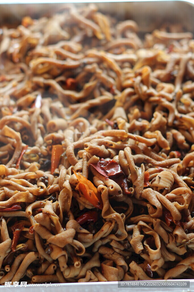 卤鸭肠热气腾腾