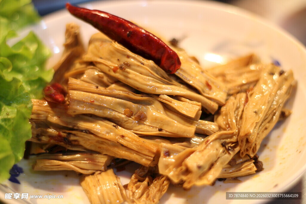 香辣腐竹摆盘中