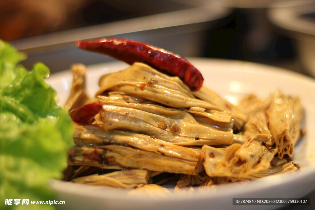 香辣腐竹摆于盘中