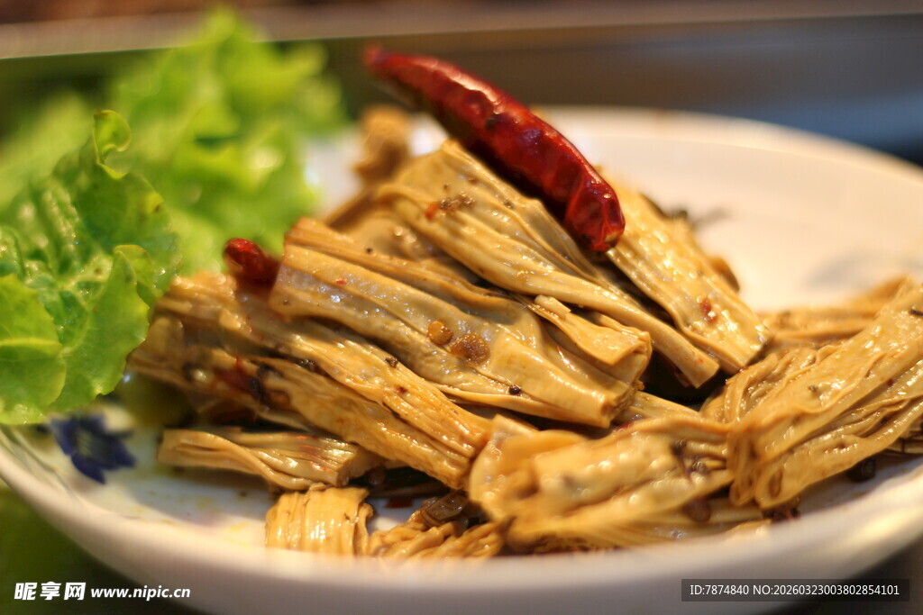 美味腐竹摆盘 点缀红椒