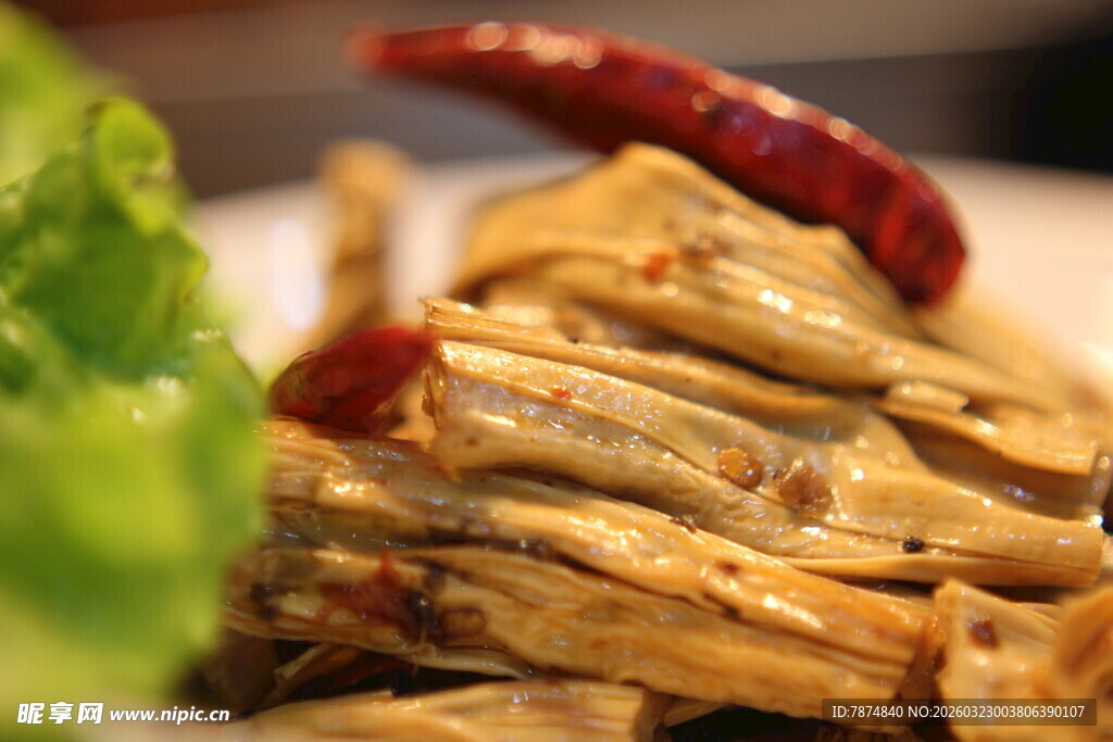 香辣美味的卤鸭掌