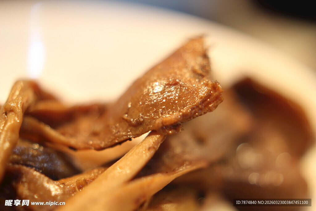 美味卤制鸭肠特写